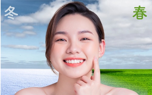 冬から春にスキンケアの衣替えをした女性