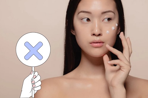 春のNGスキンケアをしている女性