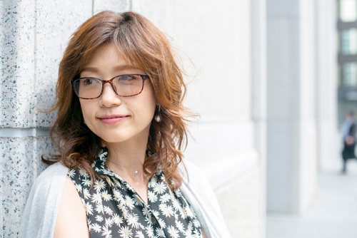 目元のUVケアのためにナールスアイケアメガネをかける女性