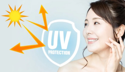 日焼け止めで紫外線対策する女性