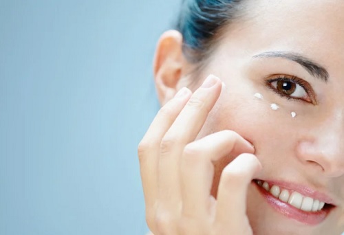 目元に日焼け止めを塗る女性