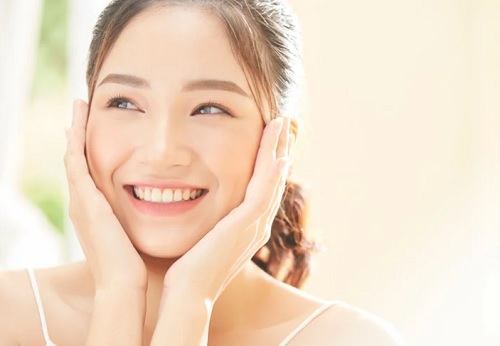 4大美白成分を使う女性