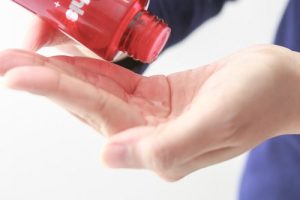 ナールスピュアを手に取っている写真