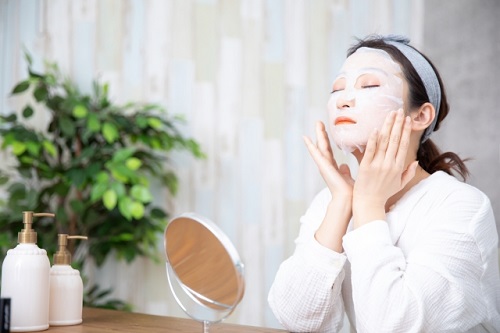 フェイスマスク（パック）でケアする女性