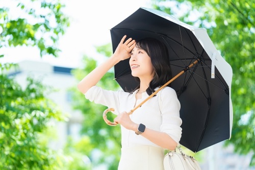 紫外線による肌ダメージを受ける女性