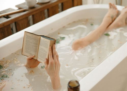 熱いお湯に長時間入浴する女性