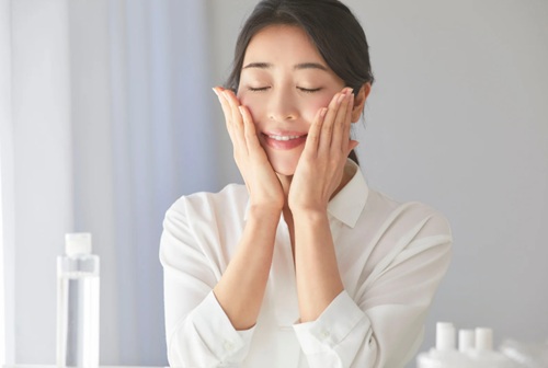 スキンケアする女性