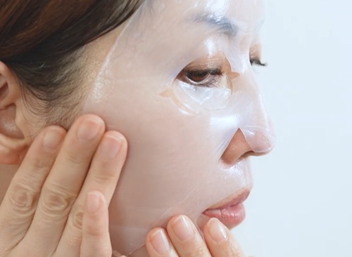 ナールスリジェでレスキューケアする女性